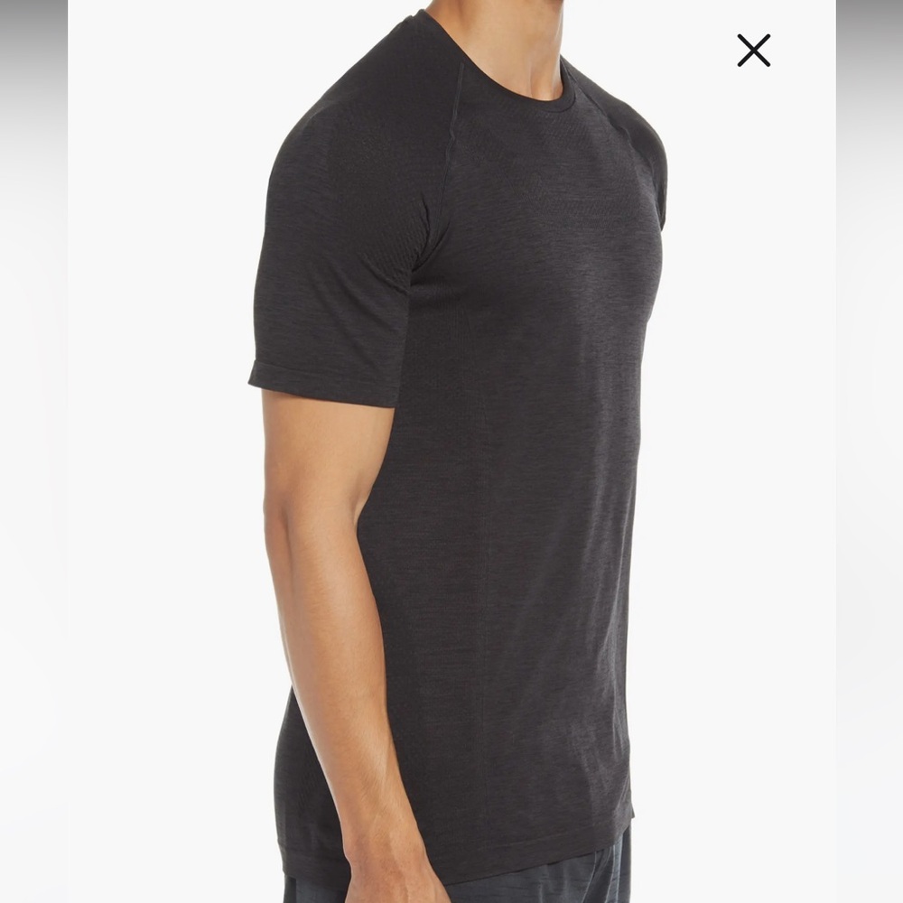 Like New Alo Yoga Men's Amplify Seamless Performance Shirt - Black - Medium​ - Picture 3 of 6